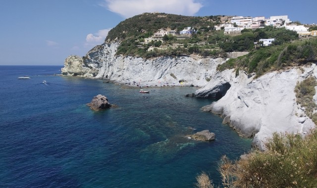 Piscine naturali circondate da rocce e acque calme a Ponza