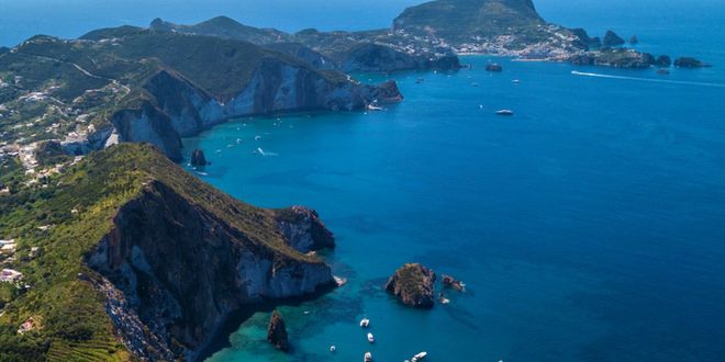 Vista aerea dell'isola di Ponza con delle barche in prossimità delle scogliere a picco