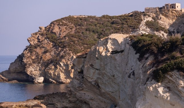 Litorale roccioso con il fortino di Punta Papa situato in cima a un promontorio