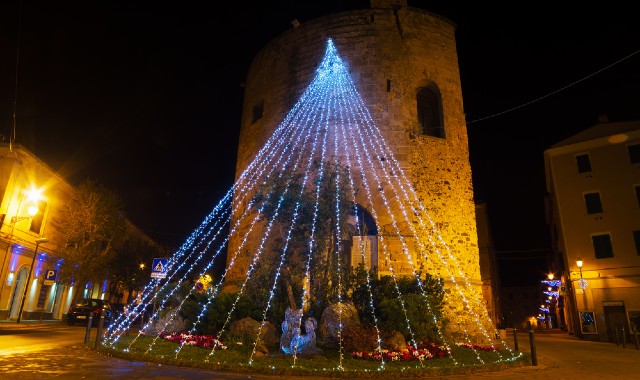 Decorazioni natalizie installate vicino alla Torre di Porta Terra ad Alghero
