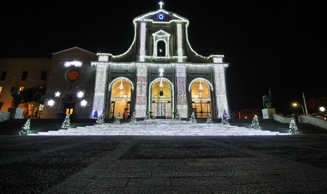 La facciata del santuario di Nostra Signora di Bonaria a Cagliari decorata con luci natalizie