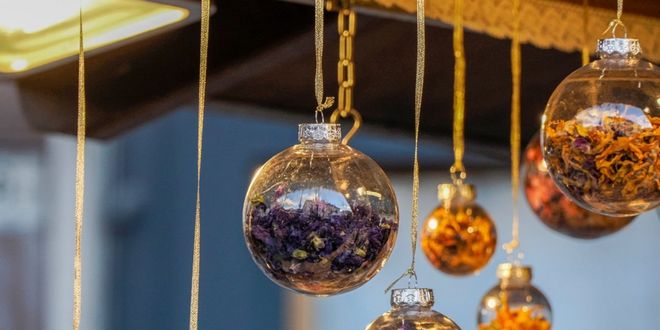 Addobbi natalizi esposti in un mercatino di Natale in Sardegna