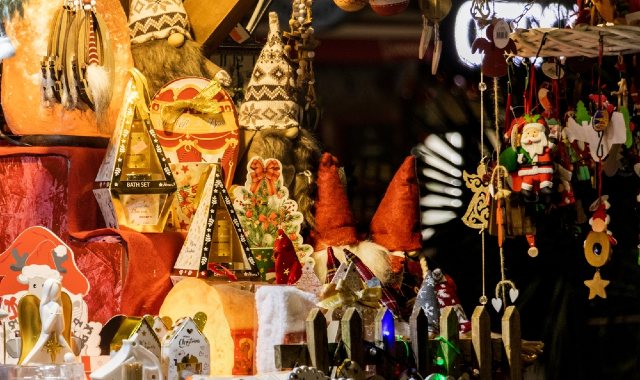 Uno stand di un mercatino di Natale con varie decorazioni in esposizione a Cagliari