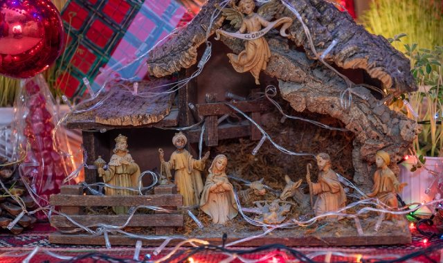 Un tipico presepe tradizionale illuminato da lucine natalizie