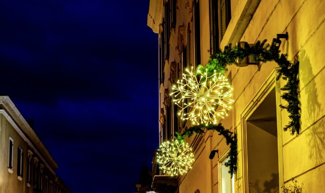 Luci natalizie che illuminano degli edifici in Sardegna