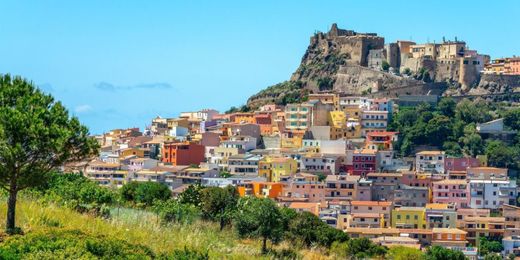 Blick auf das farbenfrohe mittelalterliche Dorf Castelsardo in der Nähe von Sassari, Sardinien, Ital