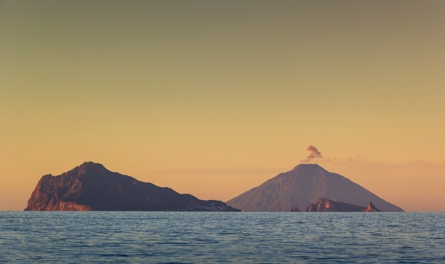 Tramonto su Panarea e Vulcano, viste da Lipari
