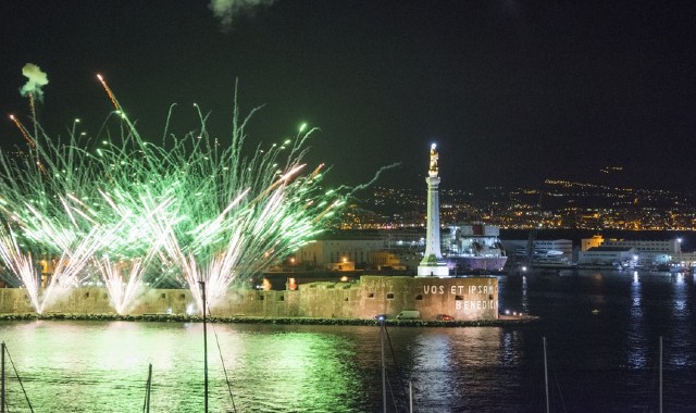 Una serie di fuochi d'artificio colorati durante uno spettacolo pirotecnico nel porto di Messina