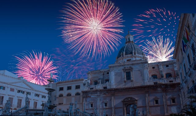 Fuochi d'artificio colorano il cielo di Palermo dietro la Cattedrale nella notte di Capodanno