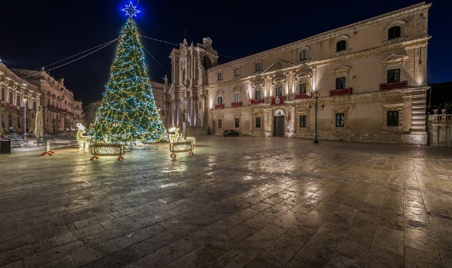 Un albero di Natale addobbato davanti al Duomo di Siracusa