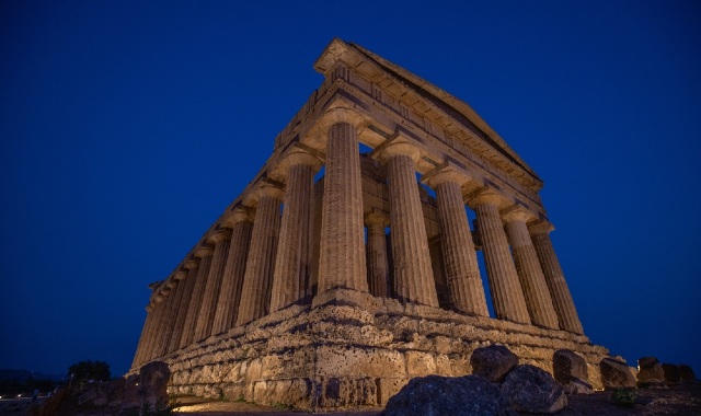 Ttempio nell'area archeologica della Valle dei Templi di Agrigento illuminato di notte