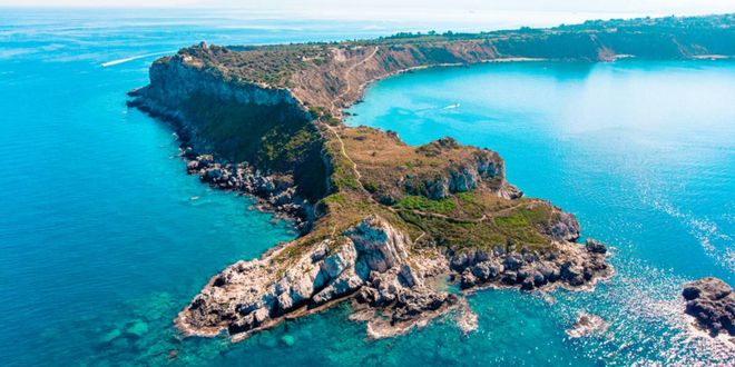 Vista panoramica di Capo Milazzo, con coste frastagliate e acque cristalline