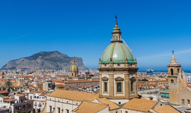 I caratteristici tetti e le cupole delle chiese di Palermo, Sicilia