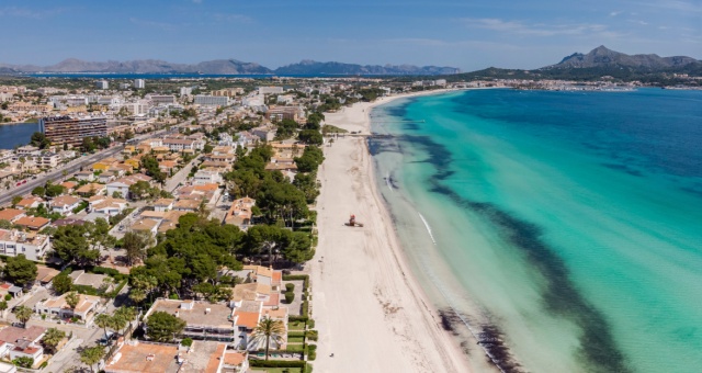 Die Stadt Alcúdia und ihr Strand, Mallorca, Balearen, Spanien
