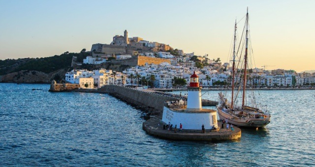 Sonnenuntergang im Hafen der Insel Ibiza, Balearen, Spanien
