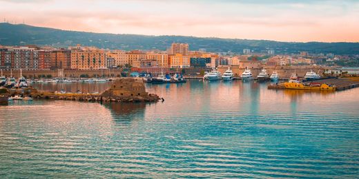 Panorámica del puerto de Civitavecchia, cerca de Roma (Italia)