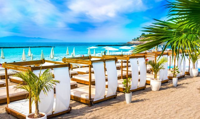 Lussuosi lettini a baldacchino doppi a Playa de Fañabé, Tenerife
