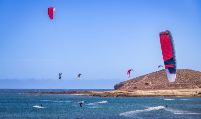 I kitesurfer che frequentano Playa del Medano a Tenerife