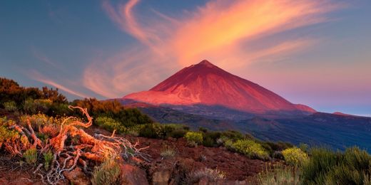 Sunrise over Mount Teide, Tenerife’s highest peak and the heart of Teide National Park, Spain
