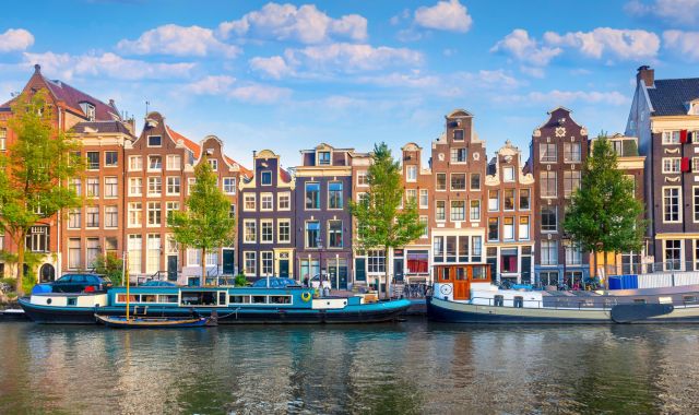  Panoramic view of the historic city center of Amsterdam, Netherlands