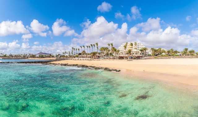 Mare cristallino e spiaggia dorata a Playa de las Cucharas, Costa Teguise, Lanzarote