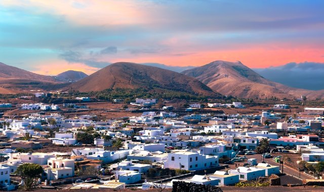 La cittadina di Yaiza, a Lanzarote, con le sue casette bianche e il paesaggio vulcanico all'orizzonte