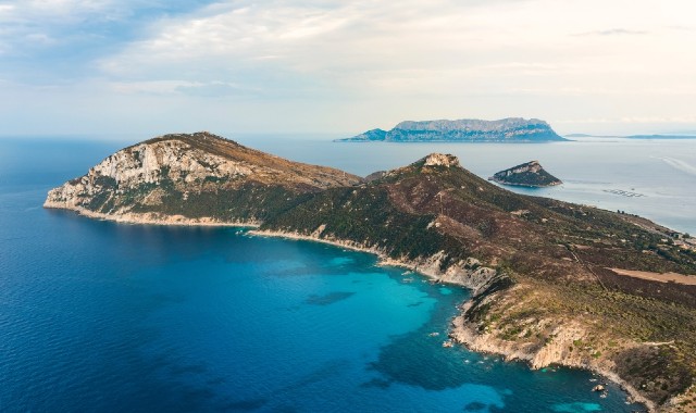Vista aerea di Capo Figari, un promontorio roccioso che si estende nel mare blu