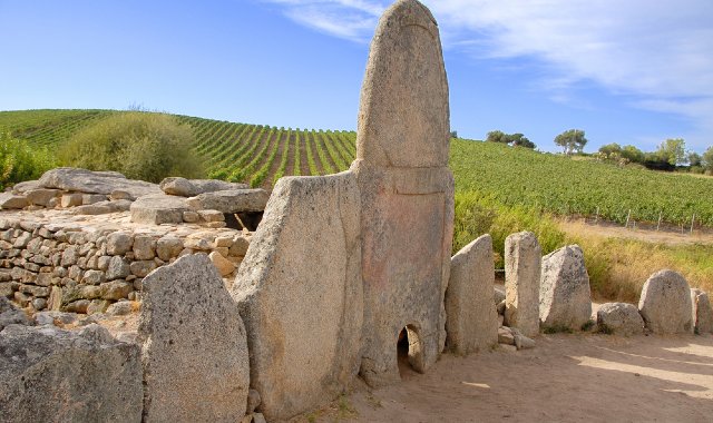 Resti archeologici di una necropoli nuragica vicino Olbia, Sardegna