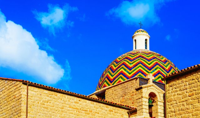 Maioliche policrome che rivestono la cupola della Chiesa di San Paolo Apostolo a Olbia
