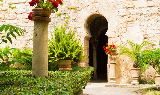 Un cortile interno che conduce all'ingresso dei Bagni Arabi di Palma di Maiorca