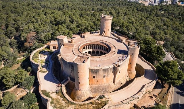 Vista aerea del Castello di Bellver circondato da alberi, a Palma di Maiorca