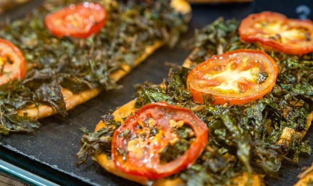 Focacce tipiche delle Baleari esposte in un locale a Palma di Maiorca