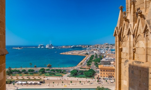 Vista panoramica della città e del porto di Palma di Maiorca dalla Cattedrale di Santa Maria