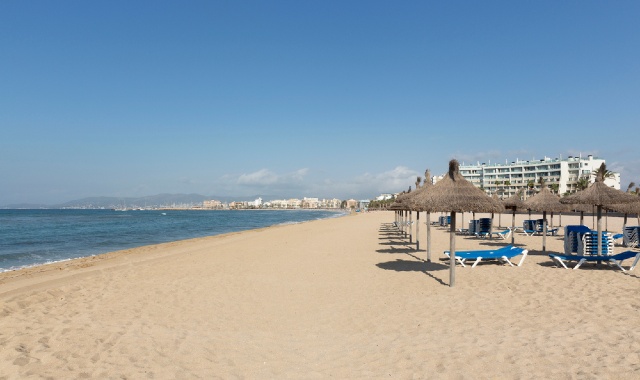 La spiaggia di Playa de Palma, con sabbia dorata finissima e lettini