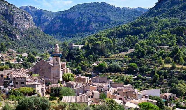 Il borgo di Valldemossa circondato da montagne, vicino Palma di Maiorca