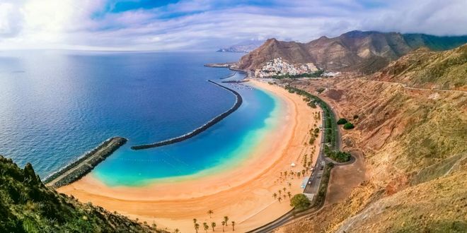Vista dall'alto della spiaggia di Las Teresitas e delle scogliere a Tenerife, Isole Canarie