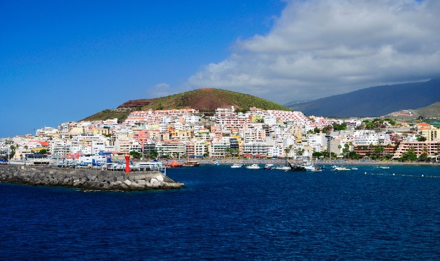 Vista dal mare del porto e della città di Los Cristianos, Tenerife
