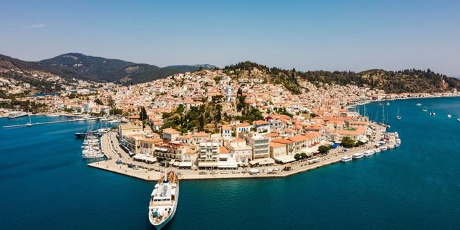 Η πόλη της Αίγινας και πλοίο αραγμένο στο λιμάνι