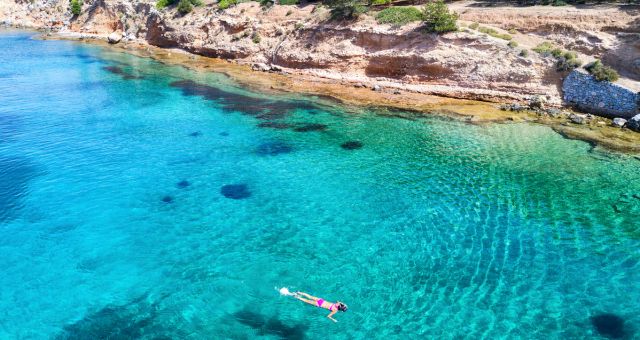 Τα γαλανά και διαφανή νερά στο νησάκι Μονή της Αίγινας