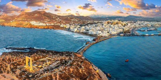 H Χώρα και το λιμάνι της Νάξου το ηλιοβασίλεμα