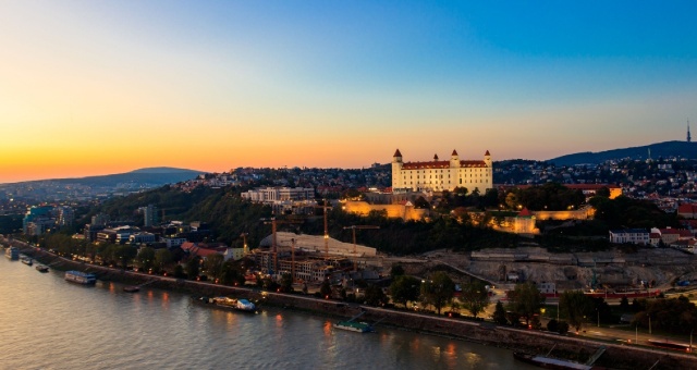 Il Castello e il centro storico di Bratislava affacciati sul Danubio