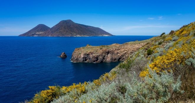 Veduta stradale sul paesaggio vulcanico di Lanzarote, Isole Canarie, Spagna