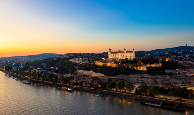 Die Skyline von Bratislawa von der Donau aus gesehen