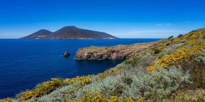 Vista sull'isola di Salina da Lipari una mattina di primavera