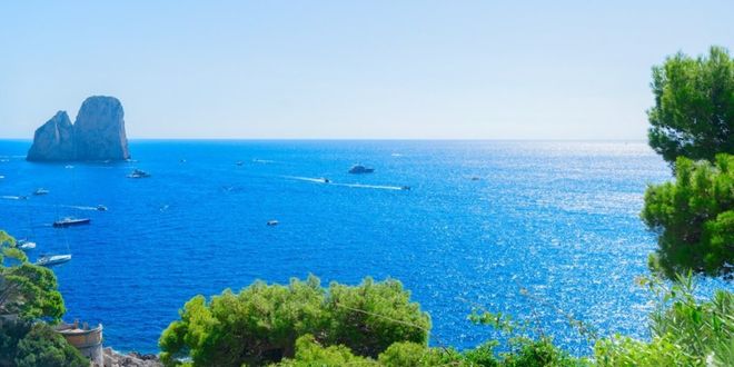 I faraglioni e delle barche al largo della costa di Capri