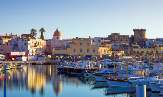 I colori del tramonto che illuminano gli edifici di Forio, Ischia