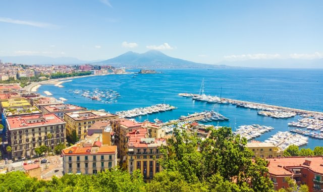 Vista panoramica della costa di Napoli e il Vesuvio all'orizzonte