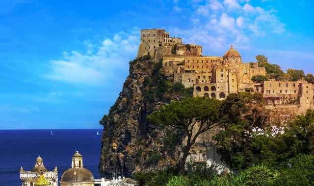 Il Castello Aragonese che sorge su un piccolo isolotto di roccia sull'isola di Ischia