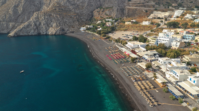  Vista aerea del villaggio costiero di Kamari, a Santorini