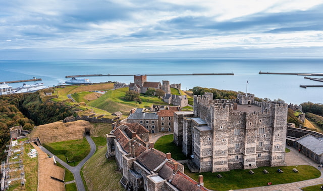 Luchtfoto van het historische Dover Castle, dat uitkijkt over de haven en de zee in Kent, Engeland